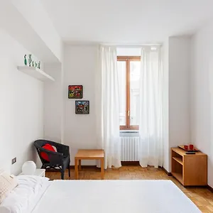 https://comfy-apartment-in-corso-como.it-lombardy.com